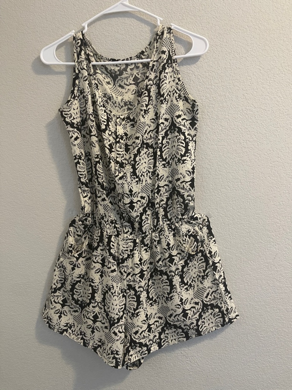 (New) Women's Black and Cream Sleeveless Printed Roomper